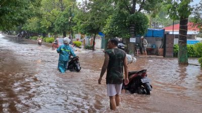 nekat terjang banjir