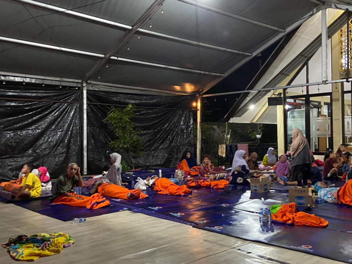 pengungsi banjir di waru sidoarjo