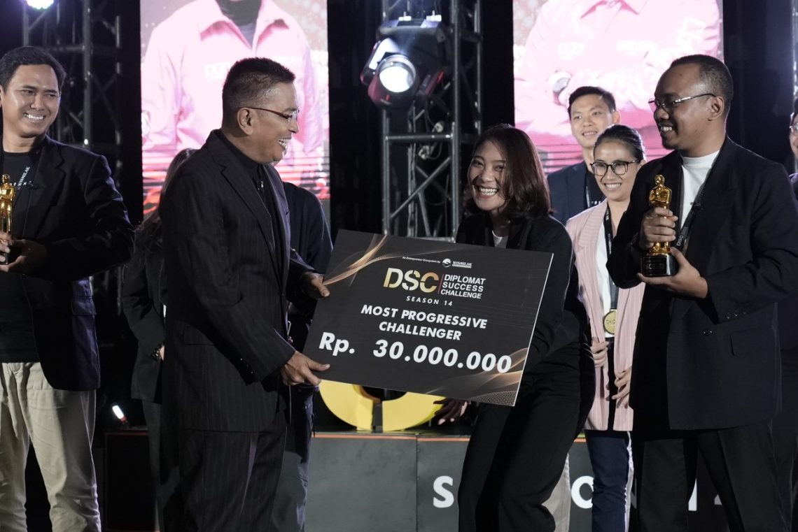 Hesti Rosa saat terima penghargaan Most Progressive Challenger di Diplomat Success Challenge Season 14 (foto/Dok. Mebiso)