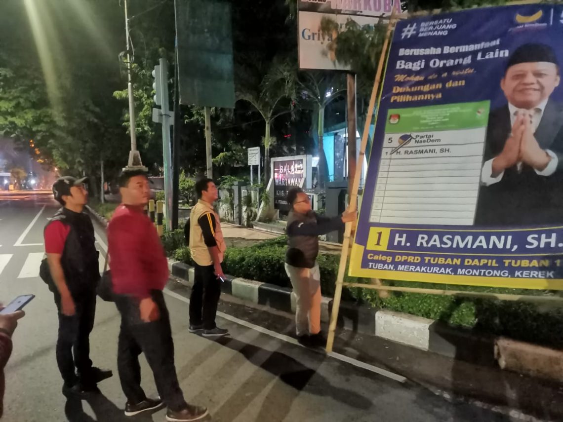 Bawaslu dan Satpol PP Menertibkan APK di masa tenang.