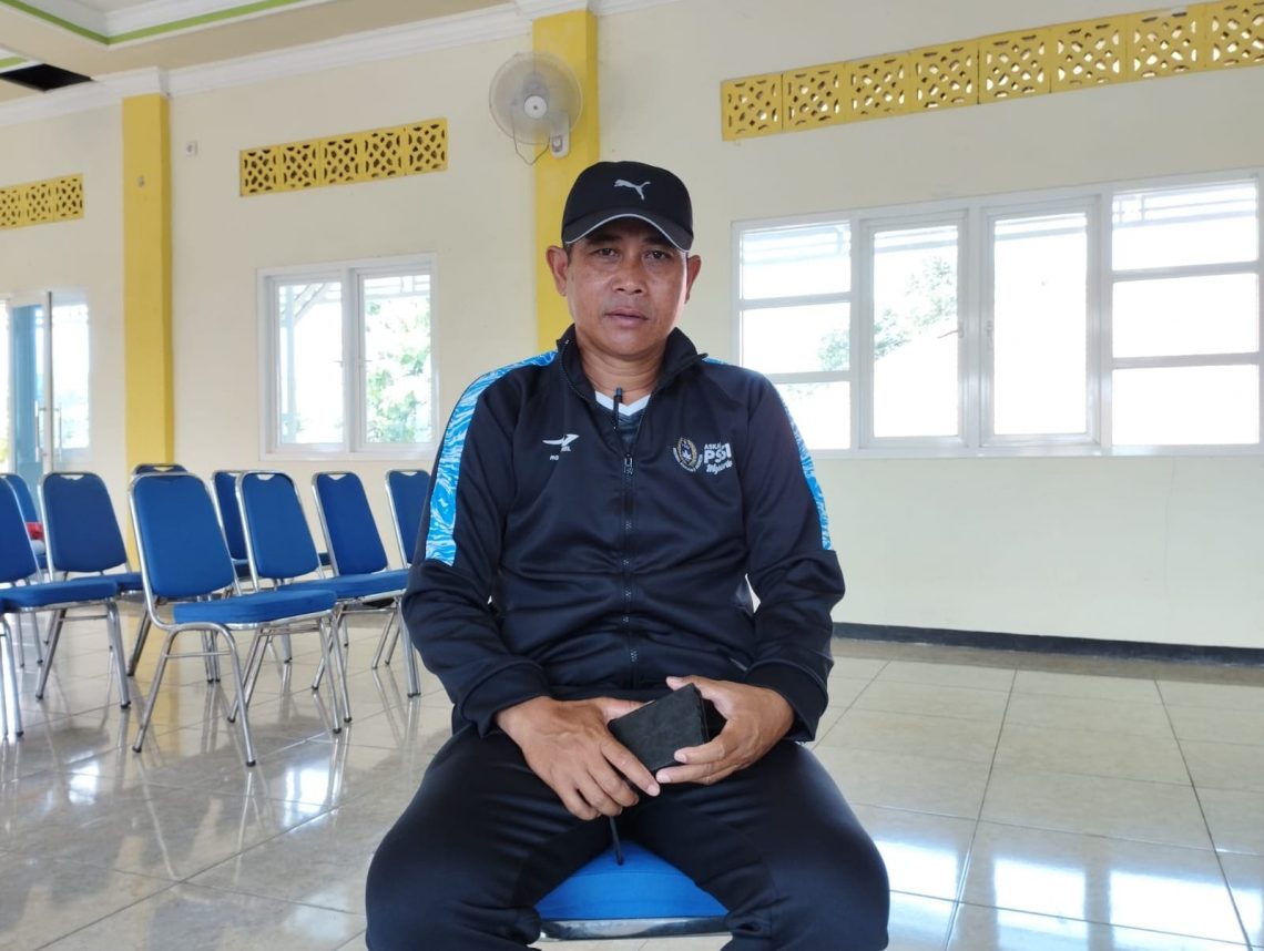 Pelatih berlisensi.