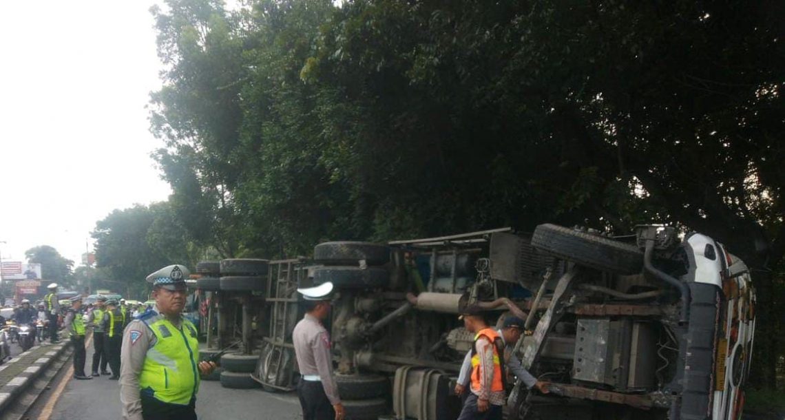 Truk Kontainer Diduga Oleng di Singosari, Jalur Surabaya-Malang Terhambat selama 2 Jam 1 Truk kontainer.