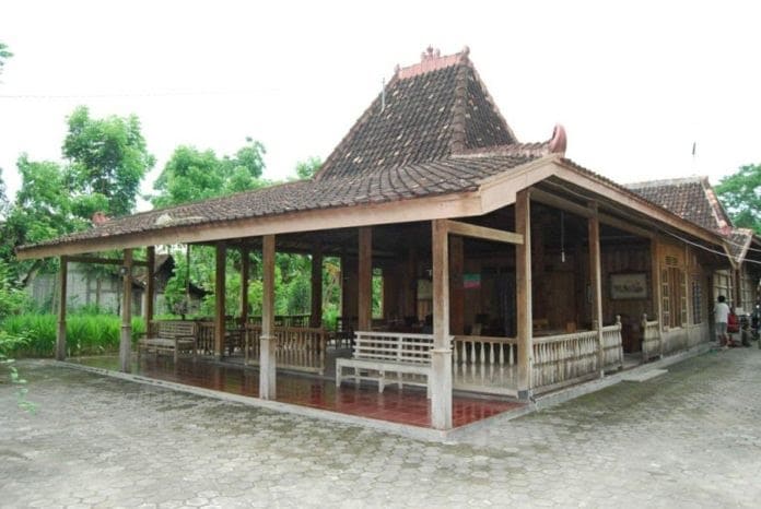 Rumah adat Jawa Timur populer tahun 2024.