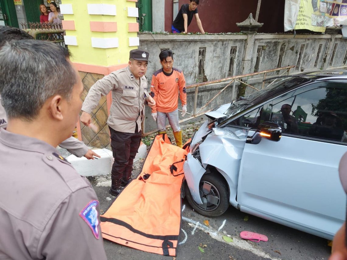 Mobil Listrik Maut Seruduk Petugas Kebersihan Kota Mojokerto, Satu Korban Tewas 1 Mobil listrik.