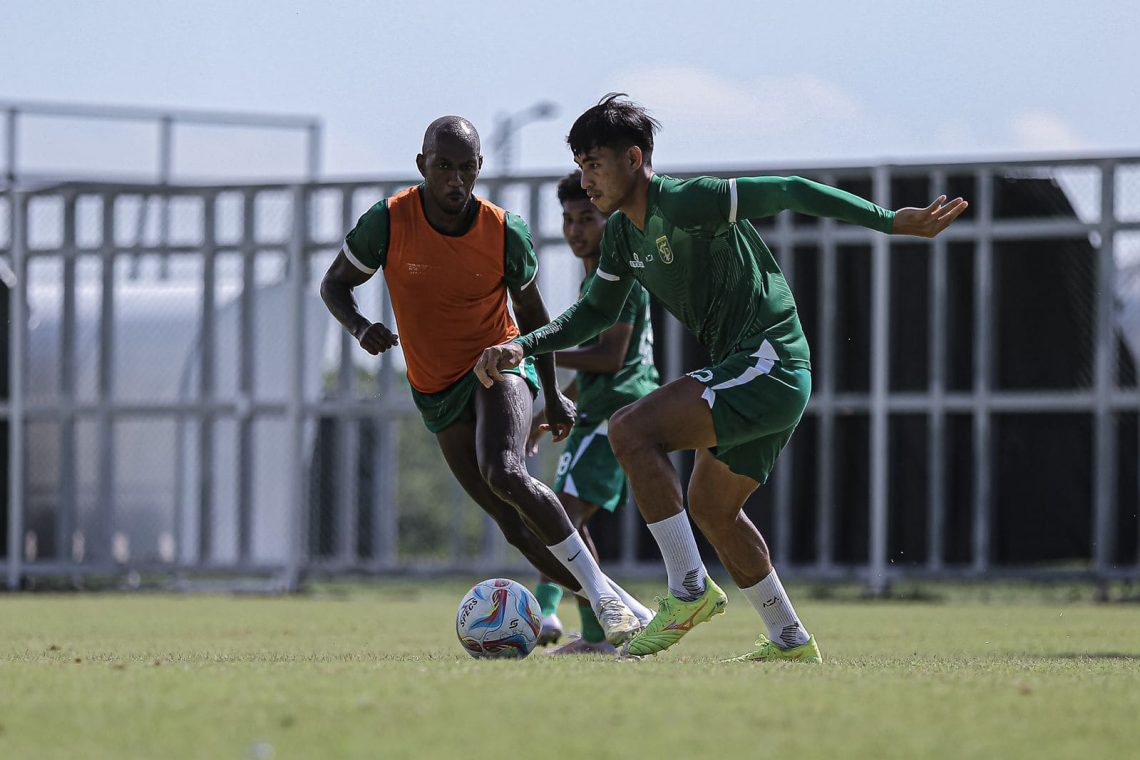 Laga Away Perdana, Paul Munster Pantau Kondisi Pemain Persebaya Lawan Persita 1 Paul Munster.