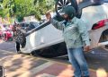 Benturan Kecelakaan Sampai Posisi Mobil Terbalik di Tengah Jalan