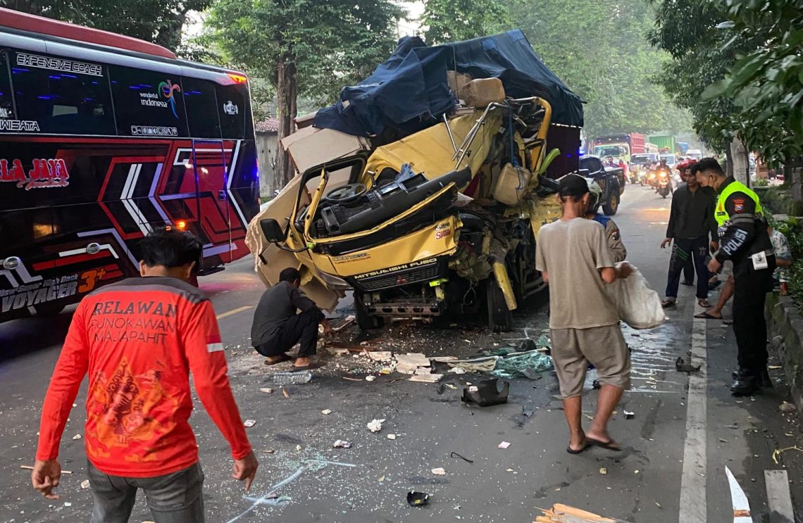 Truk kecelakaan
