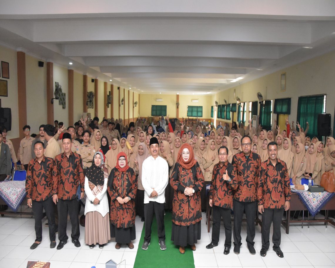 Dekan FEB Unisma Semangati Siswa di Banyuwangi untuk Lanjutkan Tuntut Ilmu 1 FEB Unisma1