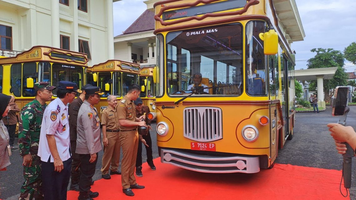 Bus Sekolah 'Si Mas Ganteng' Dinilai Akan Kurangi Angka Kecelakaan Pelajar 1 Bupati Tuban Melaunching Bus Pelajar Tuban, SiMasGanteng / Foto: (Rochim)