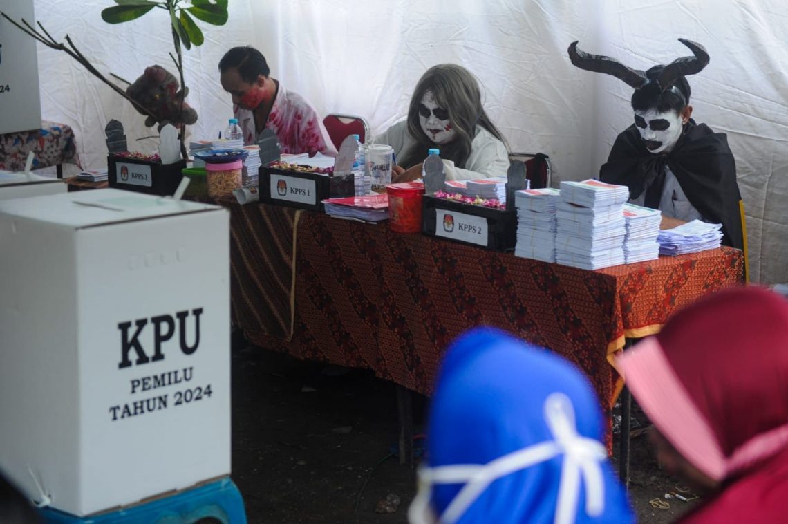 TPS di Surabaya, Lokasi Tengah Makam, Petugasnya Berkostum Hantu 1 TPS Hantu