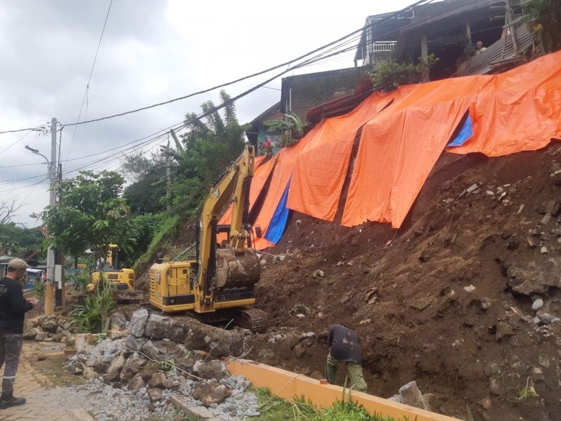 Insiden Plengsengan Irigasi Ambrol, BPBD Malang: 6 Penghuni Rumah Boyongan Ngungsi Rawan Longsor Susulan 1 Plengsengan irigasi.