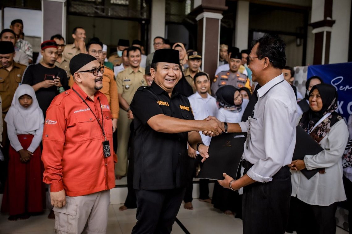 36 Tahun Jadi Pegawai Tidak Tetap, M. Nur Hasyim Haru Dapat SK dari Bupati Jember Bersama GTT dan Nakes 1 Bupati Jember.