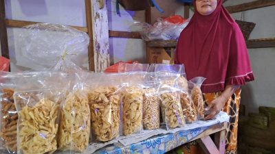 Penjualan kue kering.