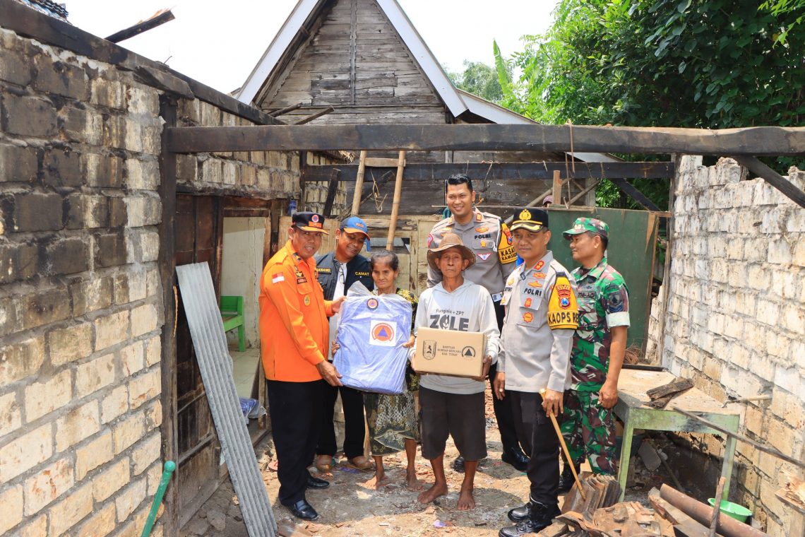 BPBD-Polres Tuban Salurkan Bantuan Sembako dan Terpal untuk Korban Gempa Bumi 1 Korban gempa.