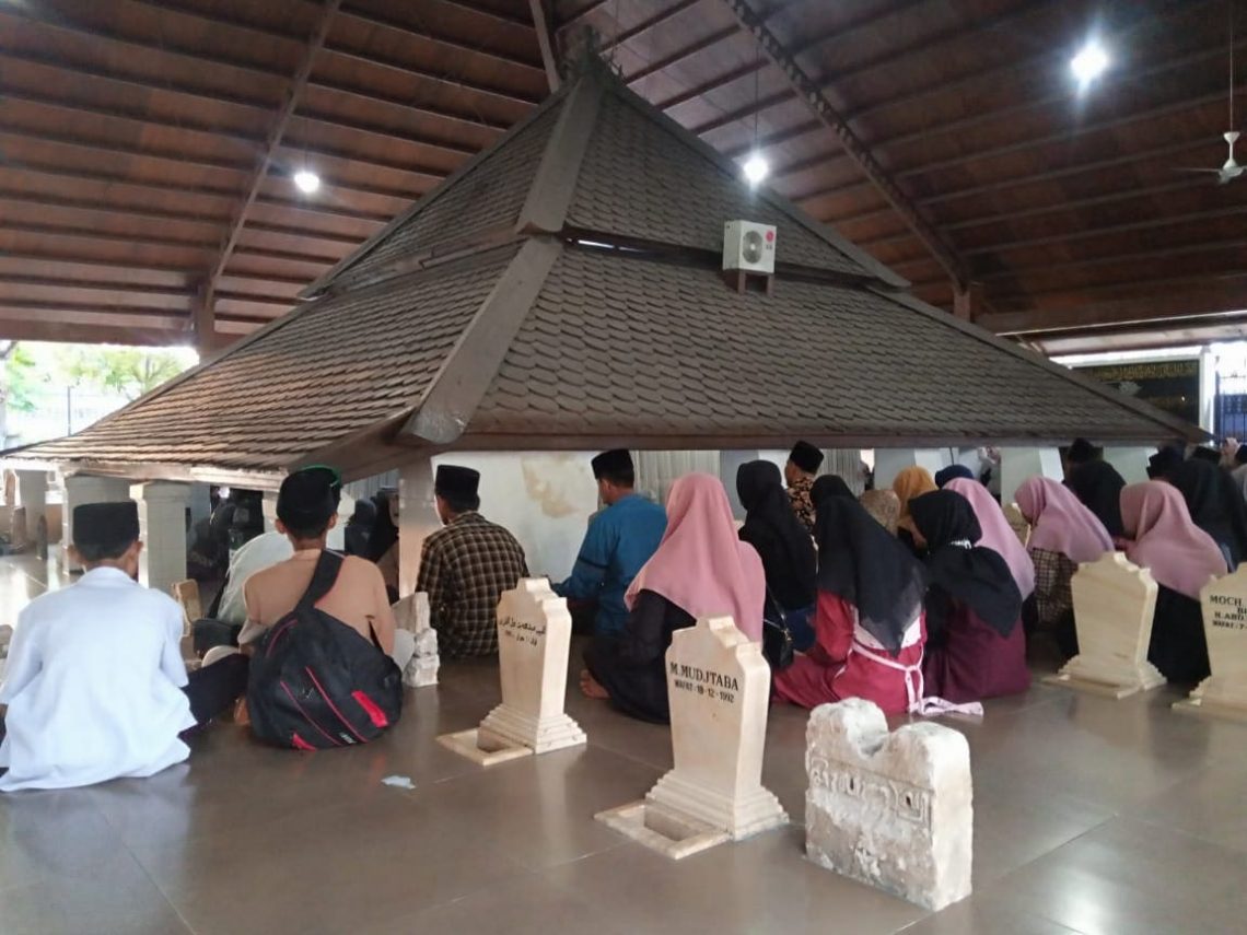Waktu Terbaik Tradisi Ziarah Kubur Jelang Ramadan saat Hari Jumat, Pahala bak Ibadah Haji 1 Tradisi ziarah kubur.