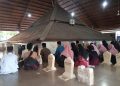 Tradisi ziarah kubur.