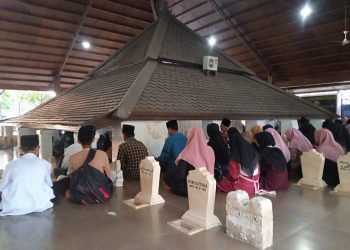 Tradisi ziarah kubur.