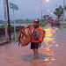 Cerita Suka Duka Kurir di Mojokerto, Terjang Banjir demi Antar Pesanan 8 Kurir di Mojokerto.