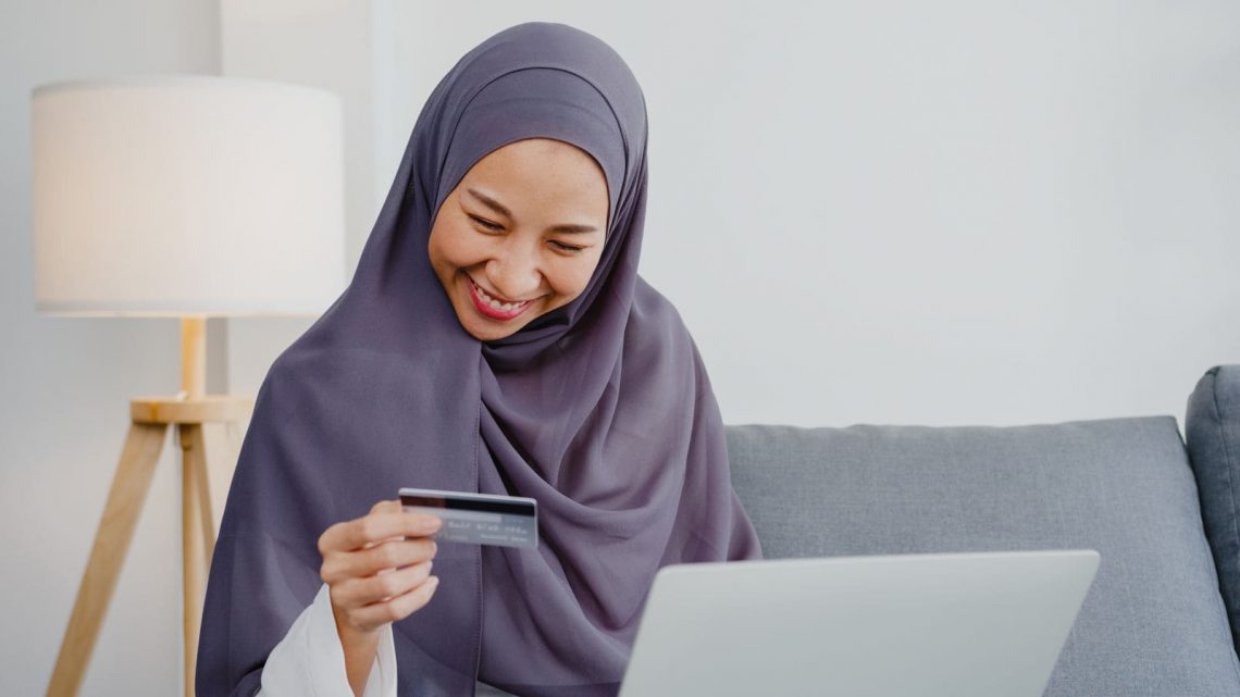 Penjualan produk di e-commerce.