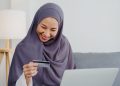 Penjualan produk di e-commerce.
