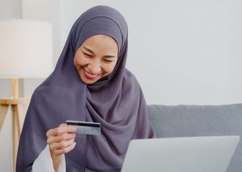 Penjualan produk di e-commerce.