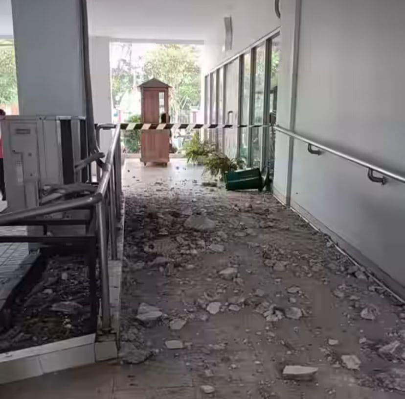 Bangunan di Surabaya rusak.