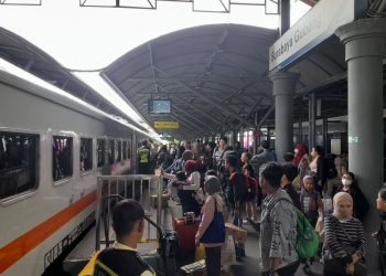 Kereta tambahan.