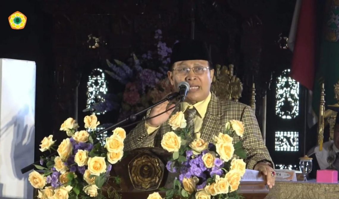 Wisuda Ke-XX, Asisten Gubernur Jatim Bagikan Pengalaman Pribadi Bareng Pendiri Unim Mojokerto 1 Unim Mojokerto.