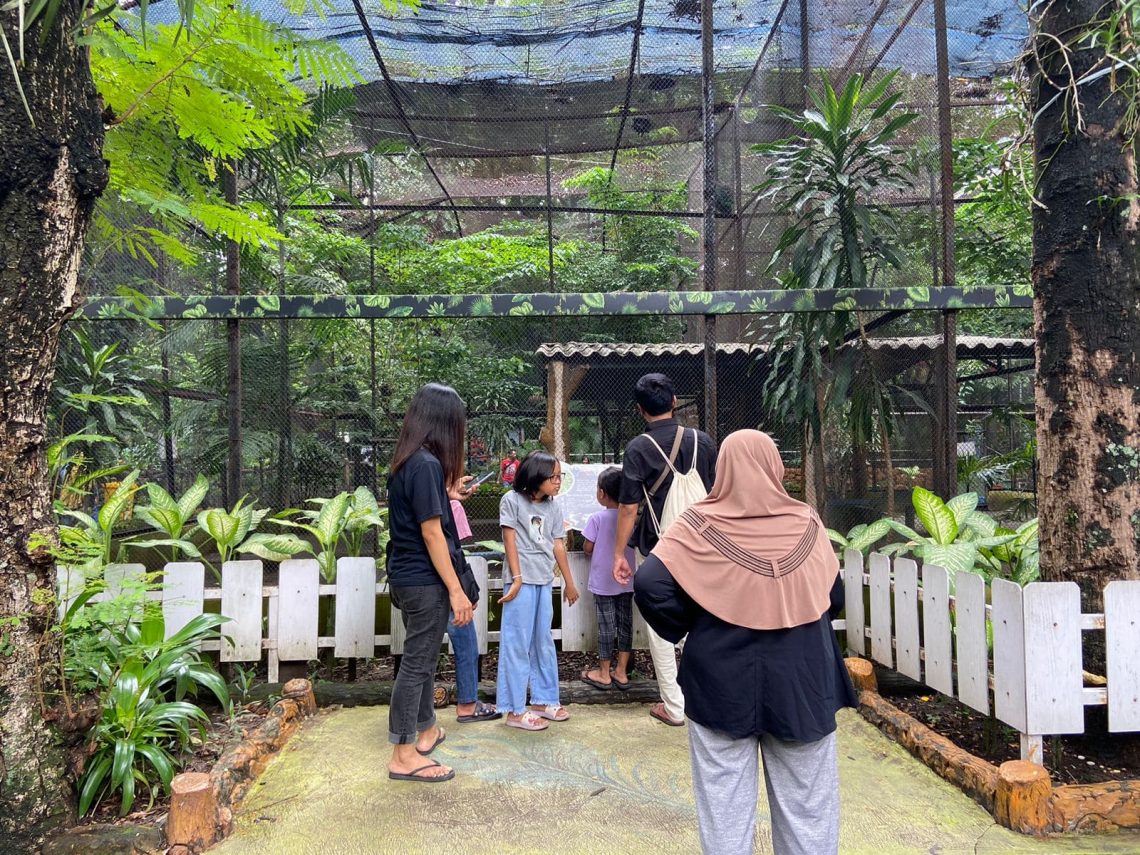 Kebun Binatang Surabaya.