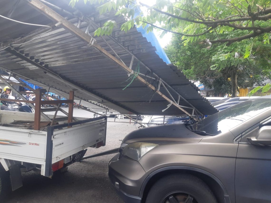 Tenda pasar takjil.