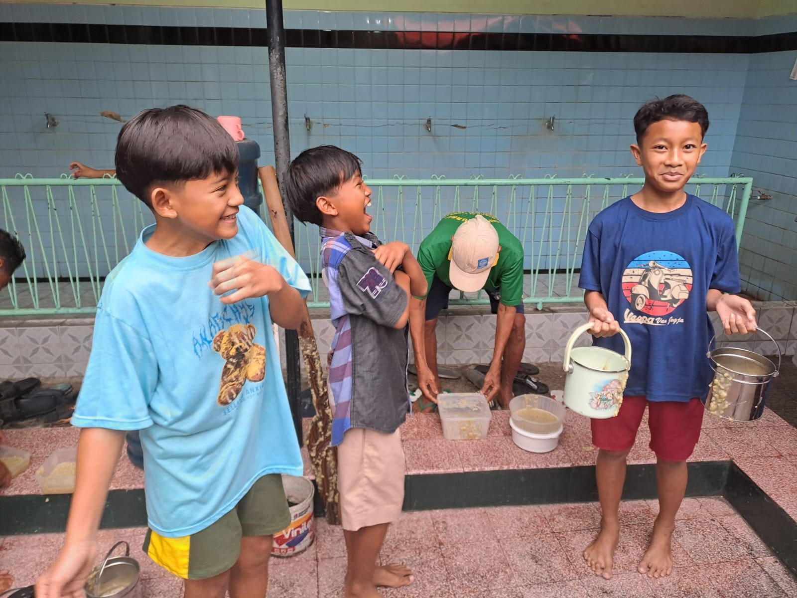 Berburu takjil bubur Muhdor.