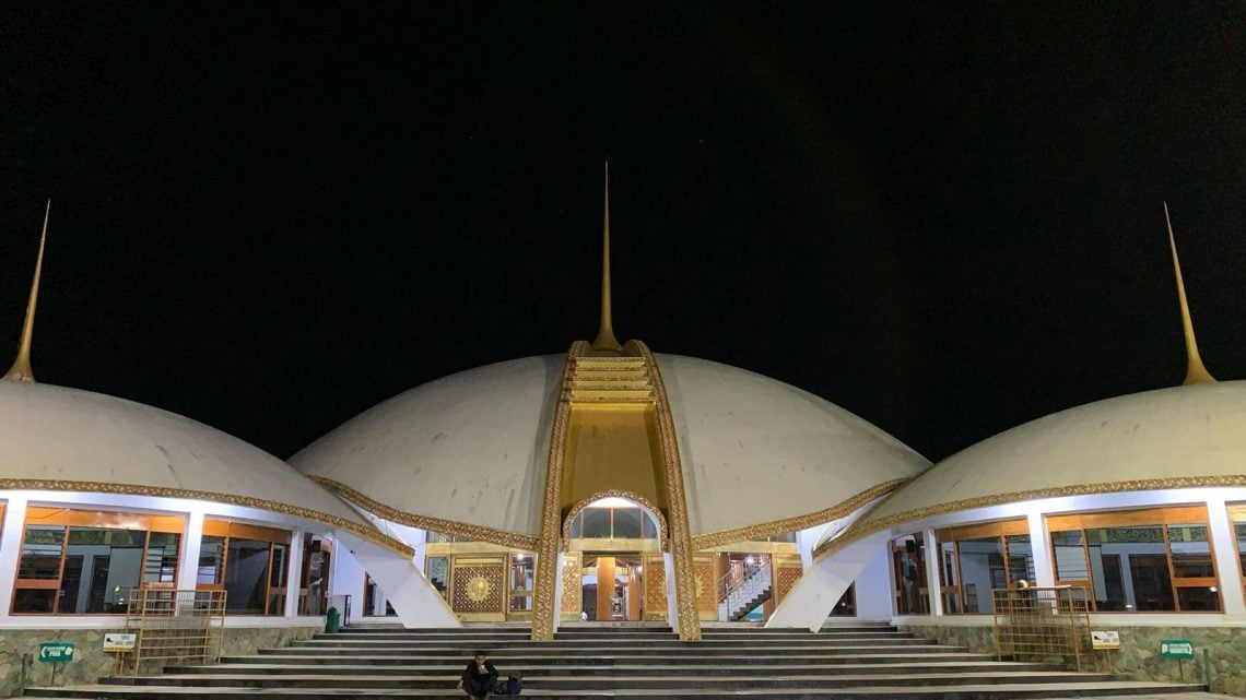 Jelajahi Wisata Religi di Jember, Simak Filosofi di Balik Keindahan Arsitektur Masjid Jami’ Al Baitul Amien Miliki 7 Kubah 1 Wisata religi di Jember.