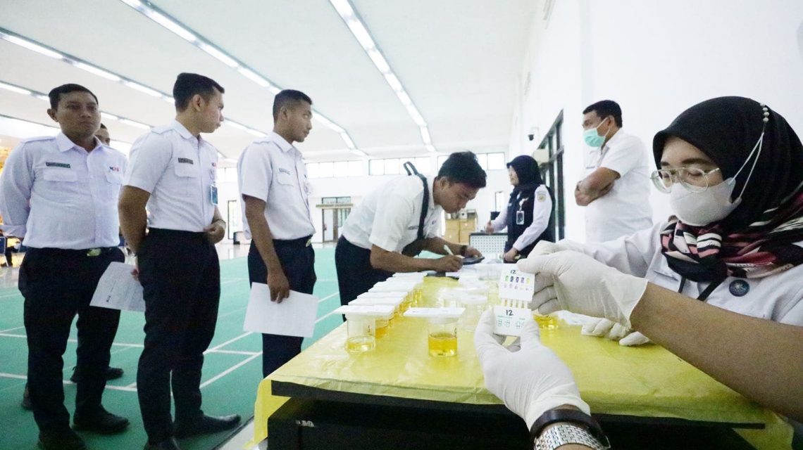 Jelang Mudik Angkutan Lebaran 2024, Petugas Kereta Daop 8 Surabaya Tes Narkoba 1 Daop 8 Surabaya.