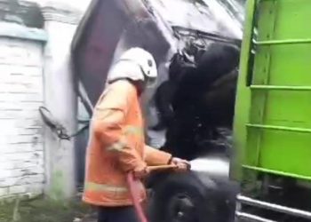 Truk terbakar.