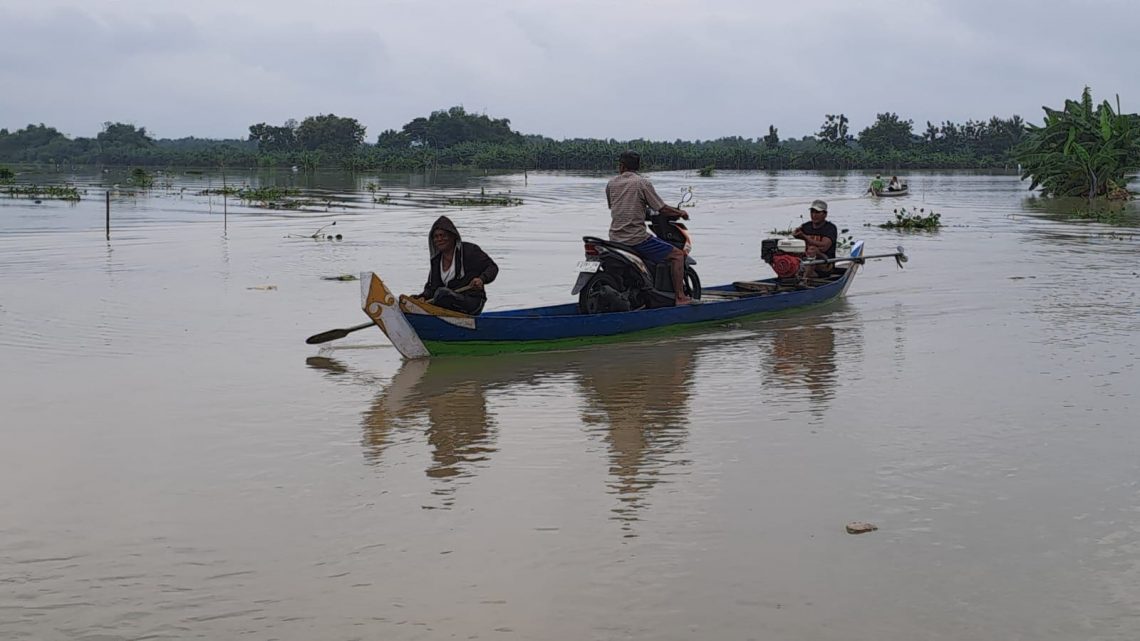 Pasca Banjir Luapan Sungai Bengawan Solo, Warga Tuban Terpaksa Keluar Rumah Naik Perahu 1 Sungai Bengawan Solo.