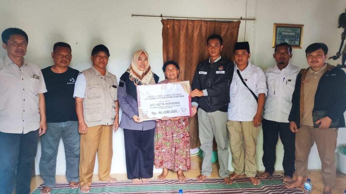 KPUK Tuban Salurkan Santunan Kematian Anggota KPPS di TPS 10 Watsogo, Diduga Akibat Serangan Jantung 1 KPUK Tuban.