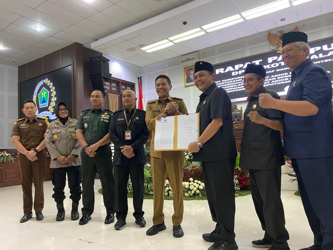 DPRD Setujui Putusan Ranperda Penyelenggaraan Perpustakaan, Pj Wali Kota Malang Akan Perkuat Digitalisasi Modern 1 Ranperda Penyelenggaraan Perpustakaan.