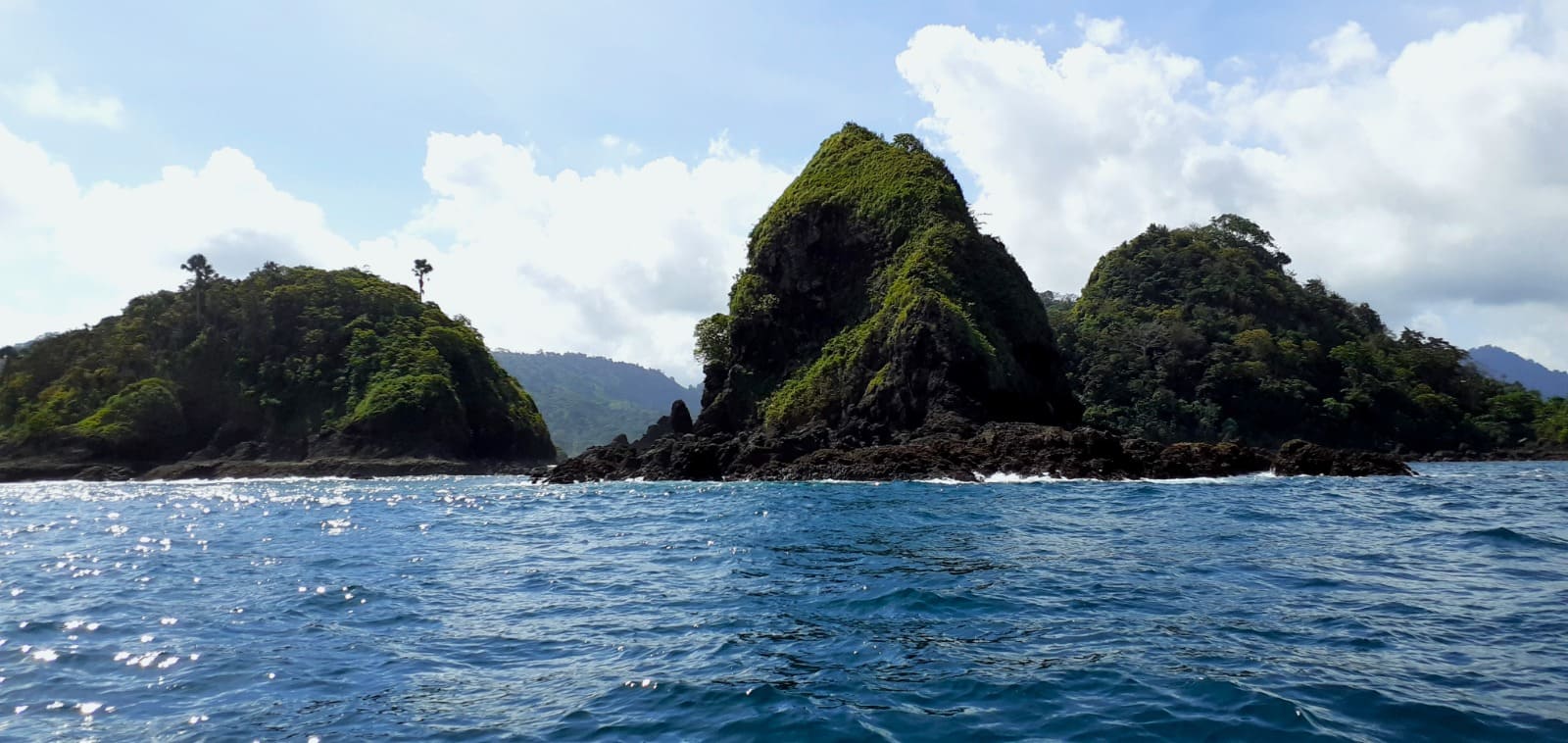 Pantai Wedi Ireng bak Raja Ampatnya Banyuwangi, Pesona Wisata Tersembunyi: Makin Betah Berlama-lama Liburan 2 Pantai Wedi Ireng di Banyuwangi.