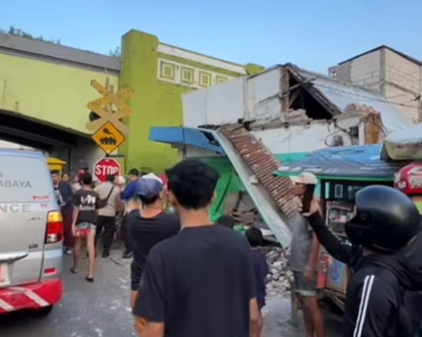 Bangunan di Surabaya rusak pasca gempa.