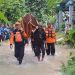 Bantu Angkat Jenazah Warga, BPBD Tuban Fasilitasi ke Pemakaman Luar Desa di Tengah Banjir Bengawan Solo 9 BPBD Tuban.