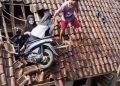 Bocah SD Kendarai Motor Sampai Nyangkut