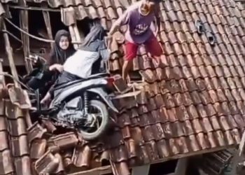 Bocah SD Kendarai Motor Sampai Nyangkut