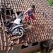 Kocak, Dua Bocah SD Kendarai Motor Sampai Nyangkut Di Atas Rumah 12 Bocah SD Kendarai Motor Sampai Nyangkut