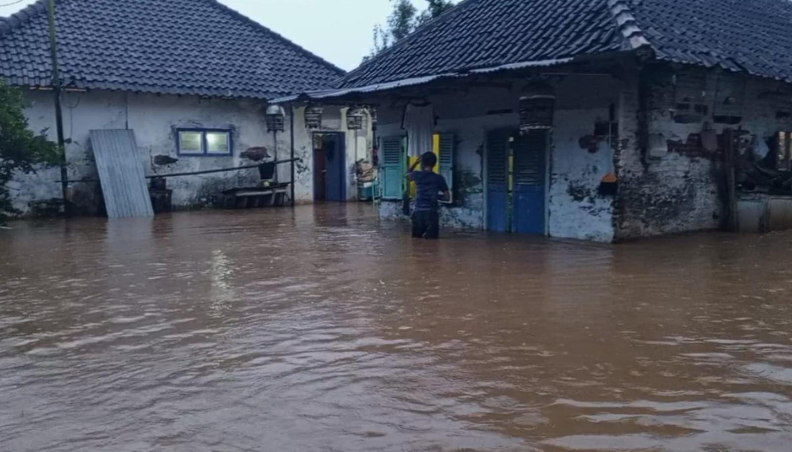 Banjir tanggul jebol di Pasuruan.