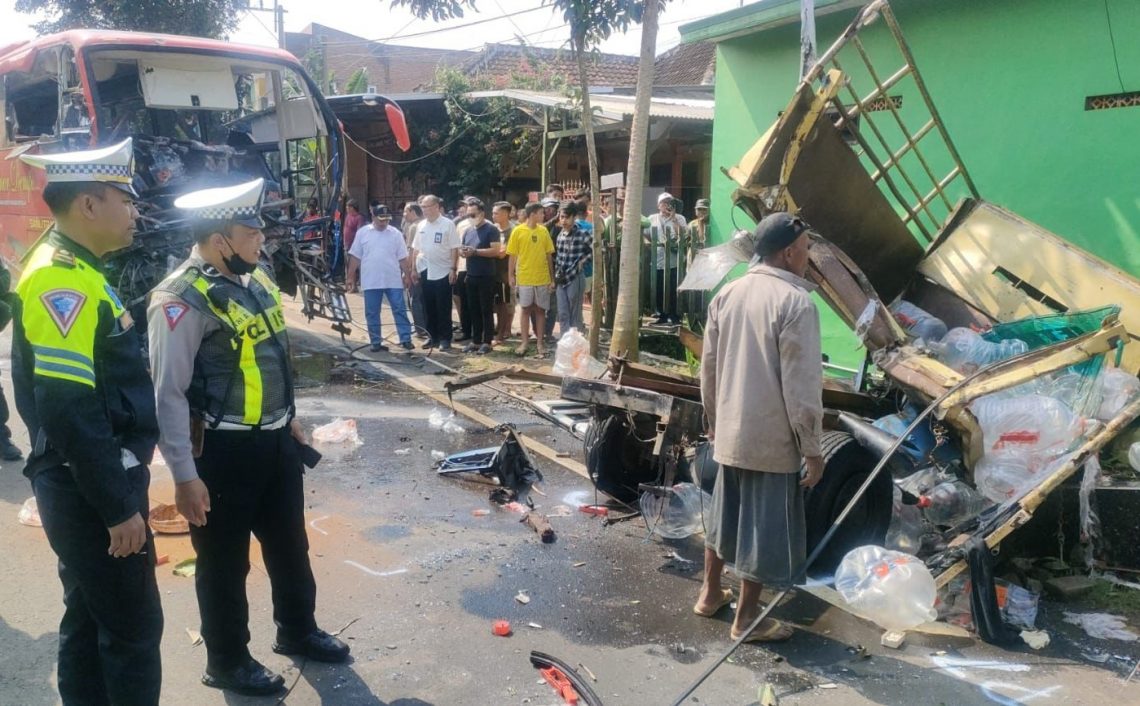 Rem Bus Ngeblong di Malang Tabrak Truk dan Sepeda Motor, 6 Orang Jadi Korban 1 Rem Blong