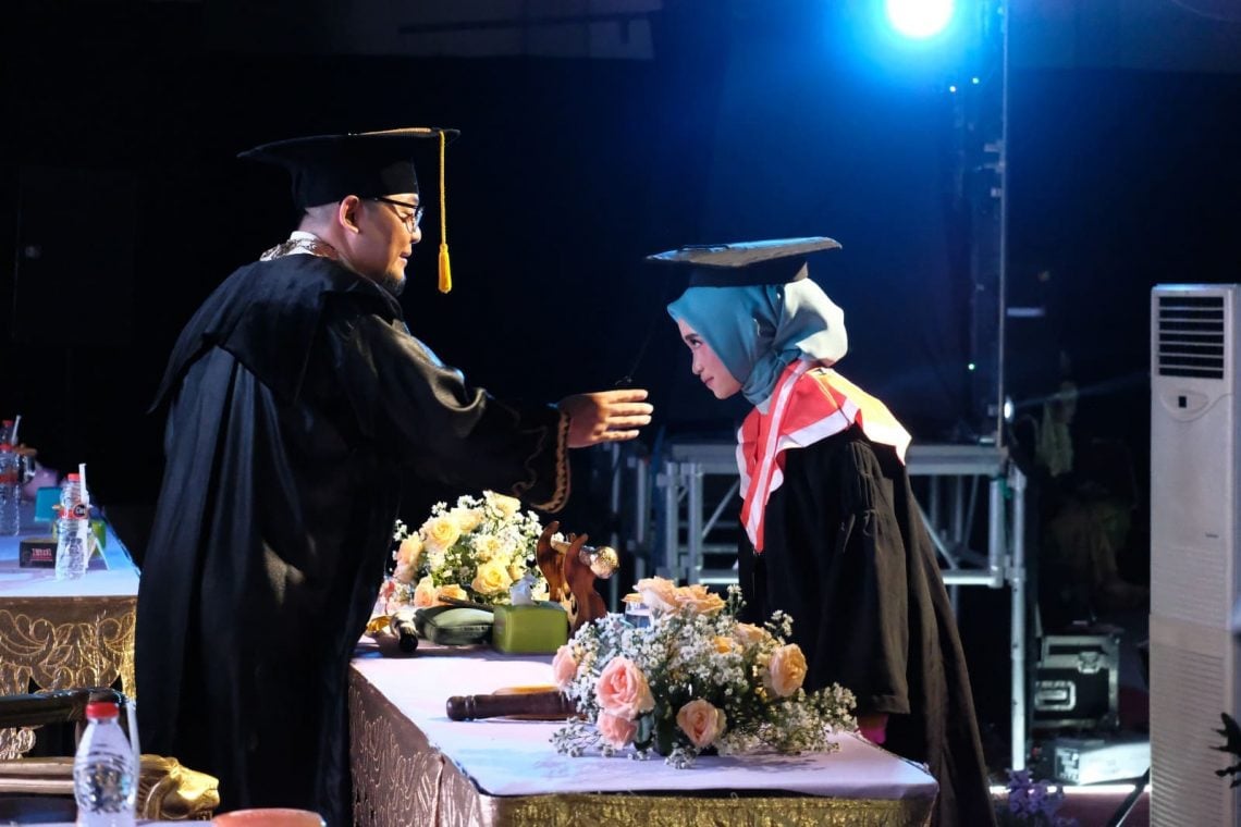 Wisuda Ke-XX Unim Mojokerto, Rektor Beri Wejangan Kehidupan kepada Wisudawan 1 Unim Mojokerto.