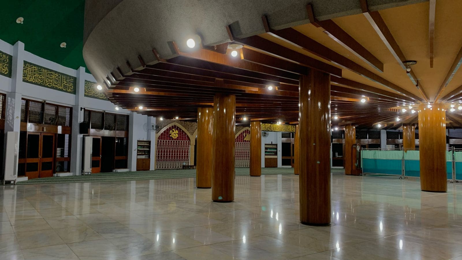 Wisata religi Masjid Jami’ Al Baitul Amien di Jember.