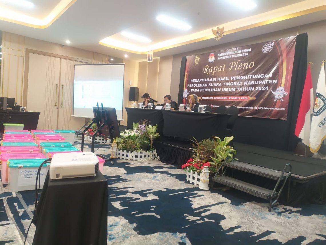 Temukan Selisih Data Disabilitas, Rekapitulasi Penghitungan Suara di Tingkat Kabupaten Mojokerto Molor 1 Rekapitulasi penghitungan suara.
