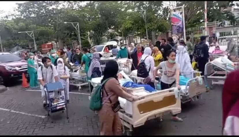 Bangunan di Surabaya rusak roboh.