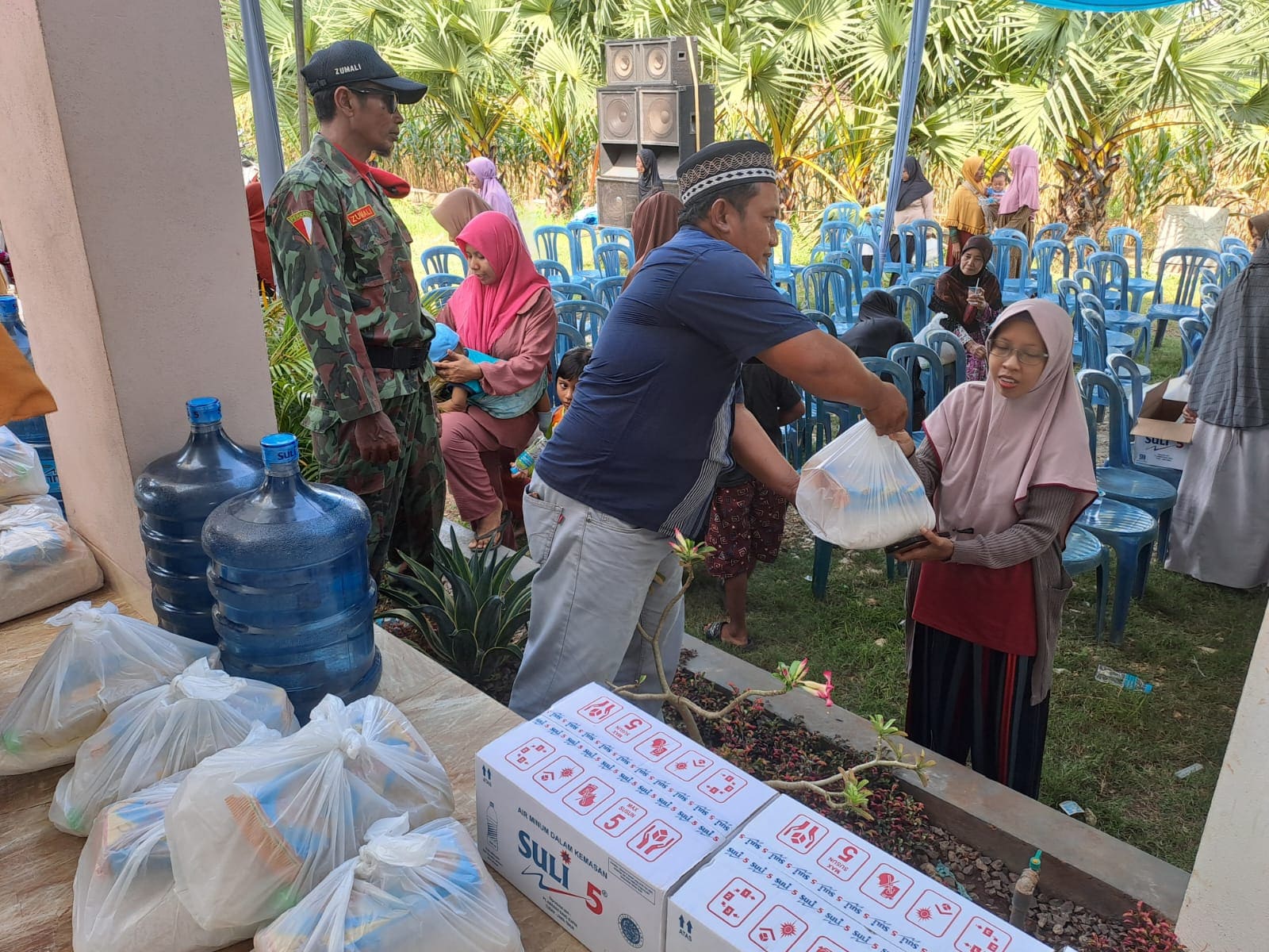 Pasar sembako murah di Tuban.